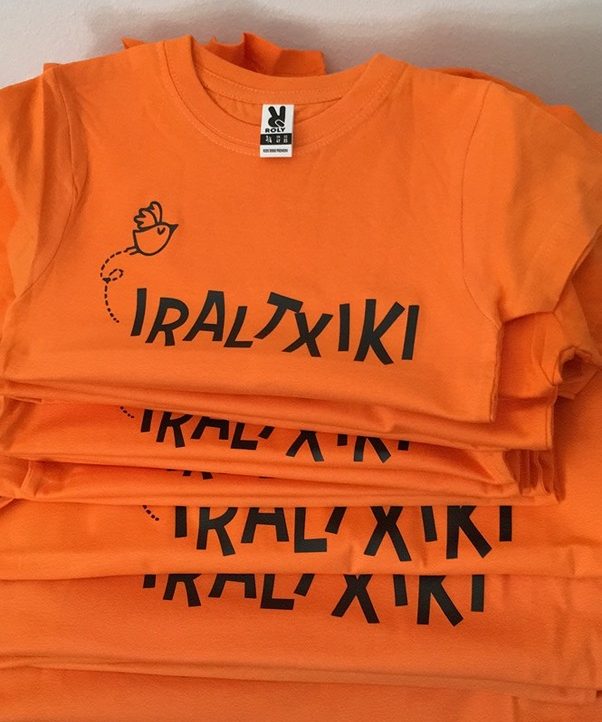 Pila de camisetas naranjas