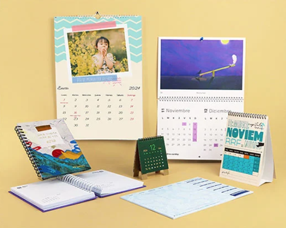 Variedad de calendarios, pared y sobremesa sobre fondo amarillo
