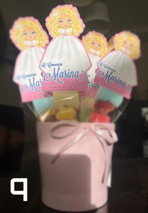 Cesto con brochetas dulces y toppers personalizados